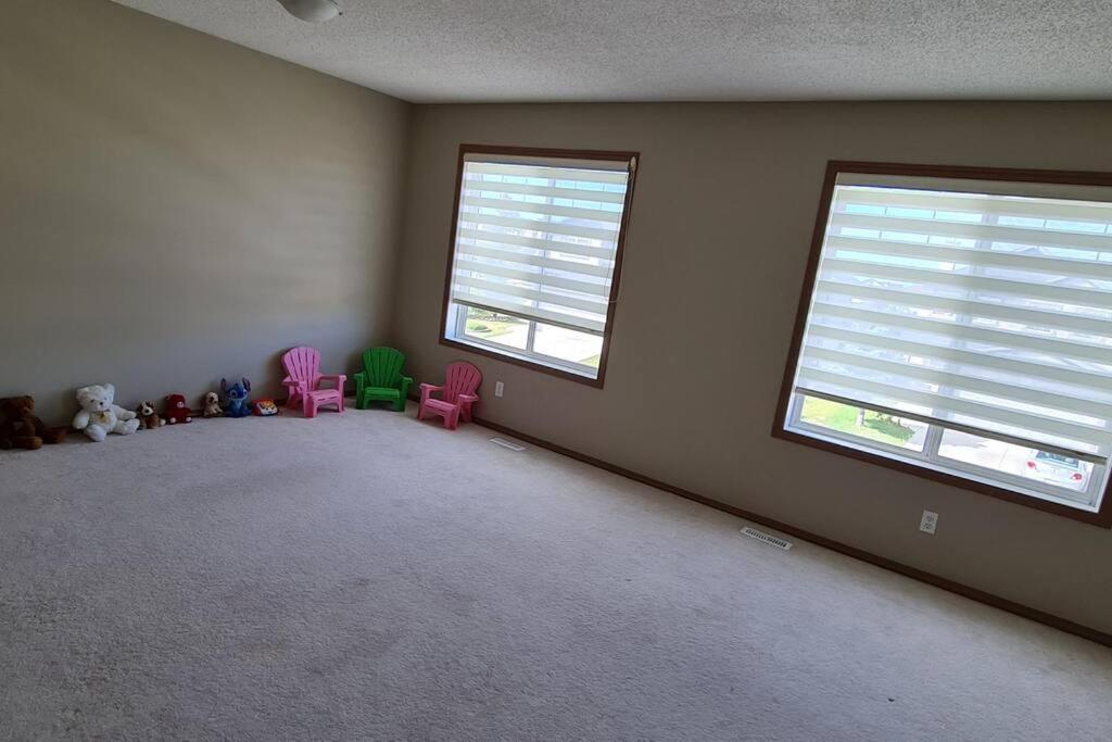 Spacious Comfortable Air-Conditioned. Near Airport! YYC Esterno foto