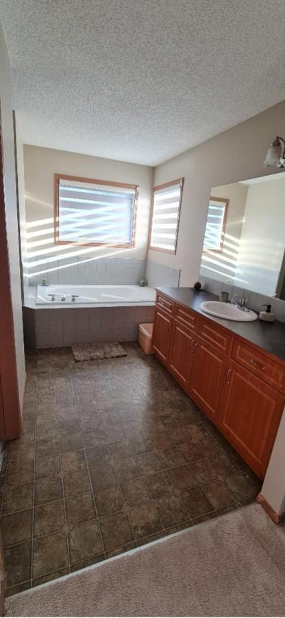Spacious Comfortable Air-Conditioned. Near Airport! YYC Esterno foto