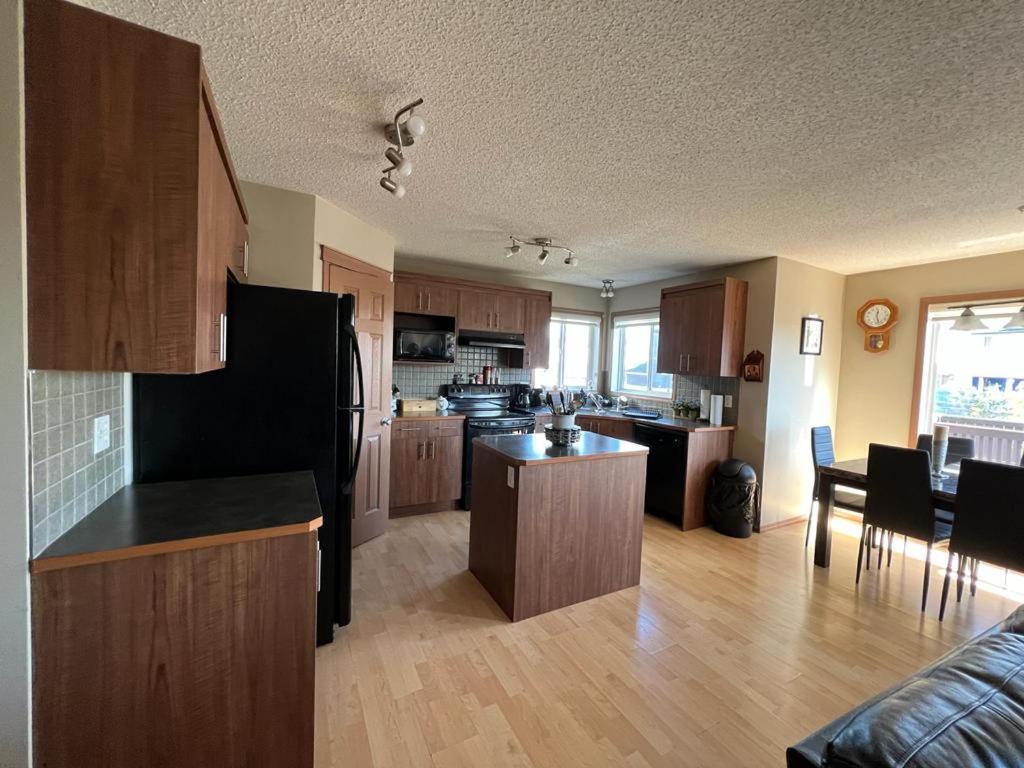 Spacious Comfortable Air-Conditioned. Near Airport! YYC Esterno foto