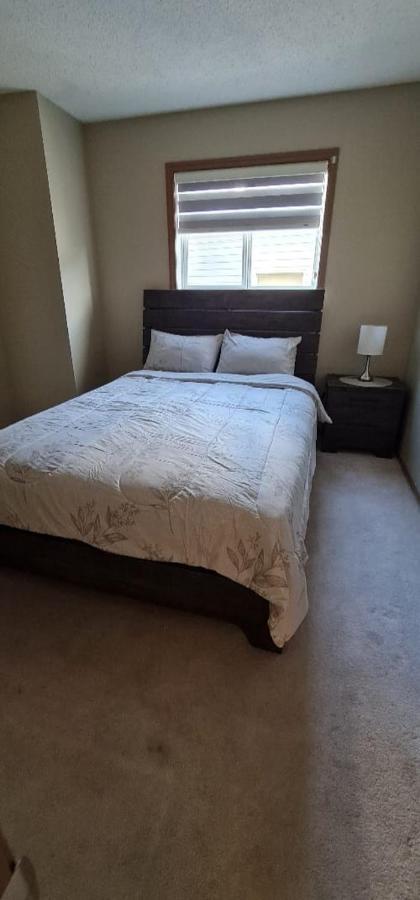 Spacious Comfortable Air-Conditioned. Near Airport! YYC Esterno foto