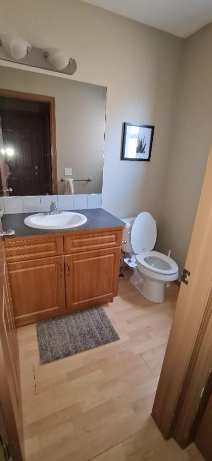 Spacious Comfortable Air-Conditioned. Near Airport! YYC Esterno foto