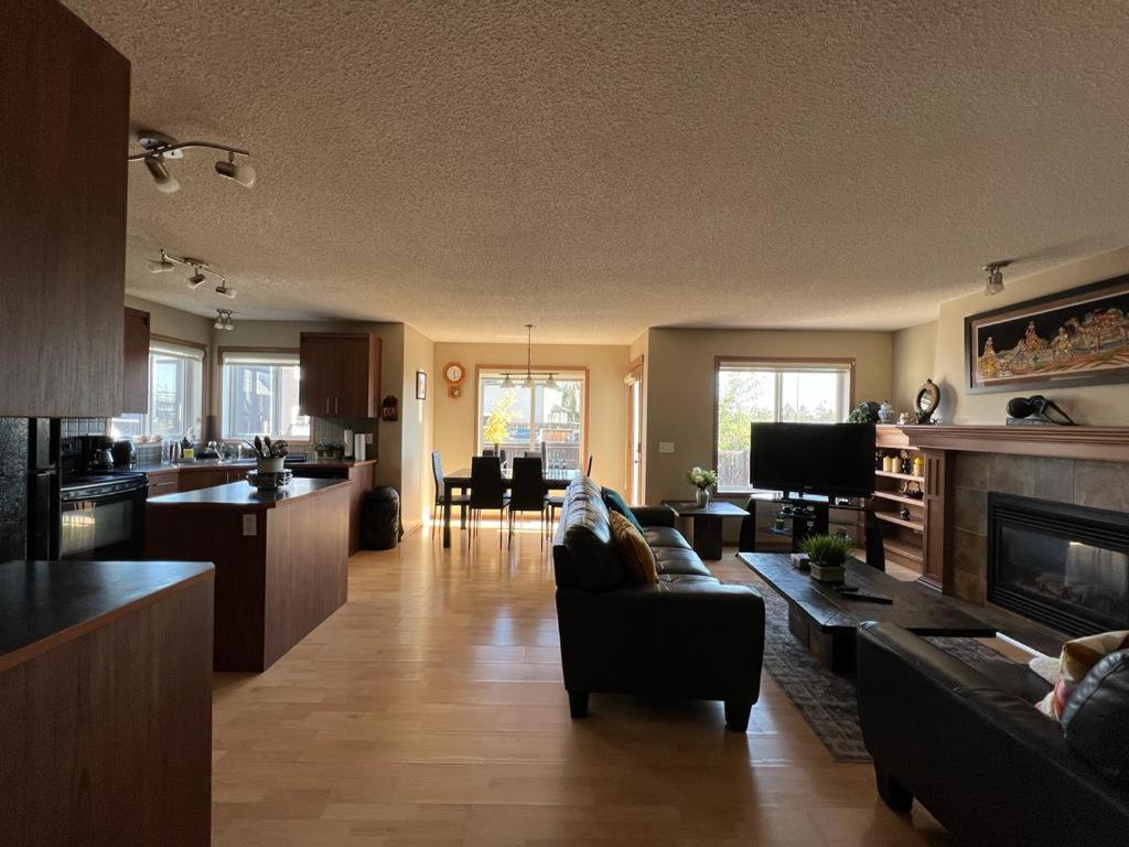 Spacious Comfortable Air-Conditioned. Near Airport! YYC Esterno foto